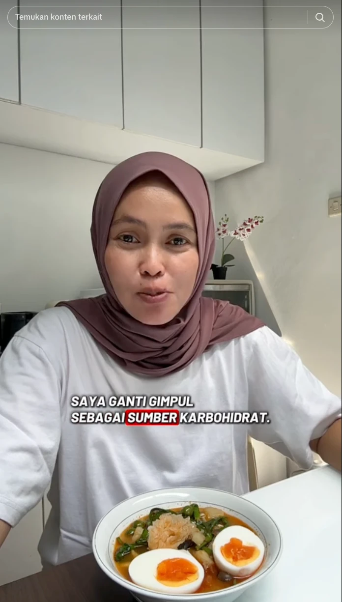 Tangkapan konten @black.sheep8208 di TikTok, menampilkan semangkuk masakan berkuah dengan kimpul sebagai sumber karbohidrat dan tulisan “Saya ganti kimpul sebagai sumber karbohidrat”